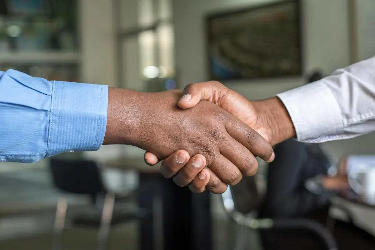 Aperto de mãos entre corretor e cliente