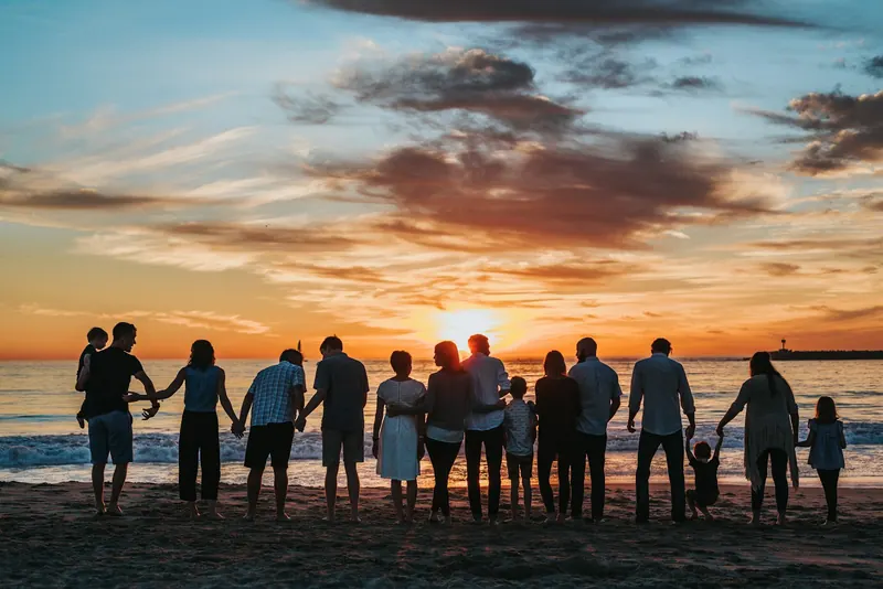 Família reunida na praia ao entardecer