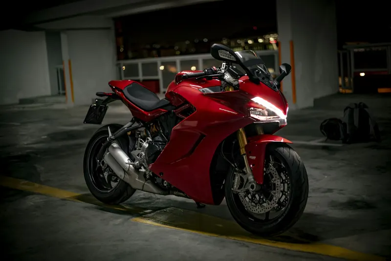 Motocicleta esportiva estacionada